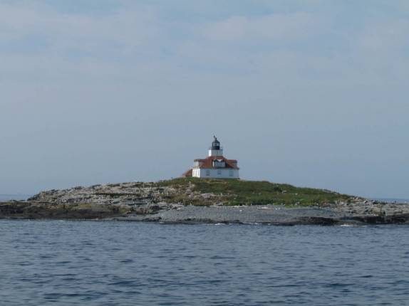 Farol em ilhota do Acadia National Park, no Maine, nos Estados Unidos